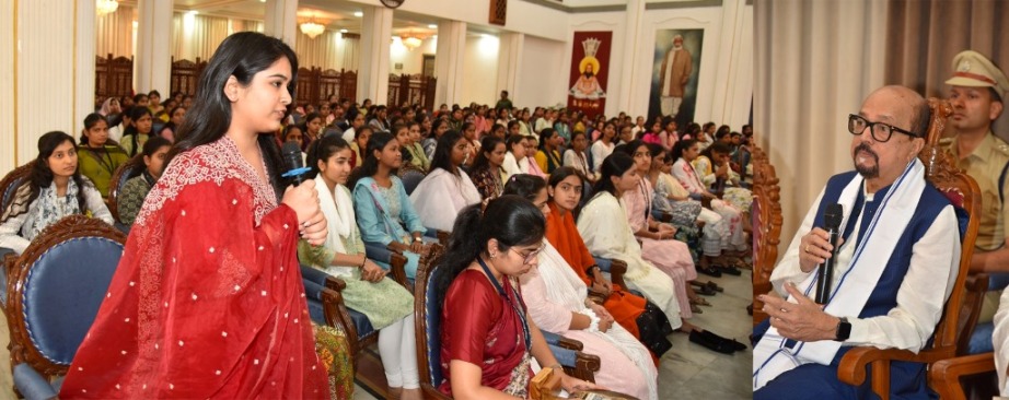 राज्यपाल ने कॉलेज छात्राओं से की चर्चा, सफलता के लिए दिया मार्गदर्शन