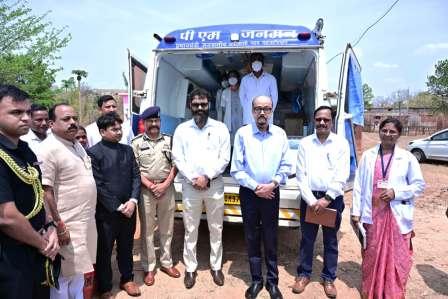 राज्यपाल डेका ने बेहराखार में पीएम जन मन अंतर्गत संचालित मोबाइल मेडिकल यूनिट का किया अवलोकन