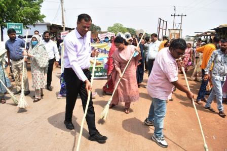 संभागायुक्त व कलेक्टर ने ग्राम अरमरीकला में सोख्ता गड्ढा के निर्माण में किया श्रमदान
