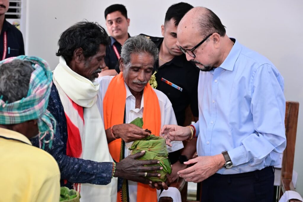 राज्यपाल पहुंचे ग्राम बेहराखार, बिरहोर समुदायों से की आत्मीय मुलाकात