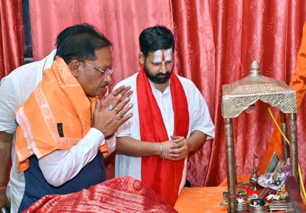 तेंदुवा धाम में श्रीराम कथा का भव्य शुभारंभ: मुख्यमंत्री विष्णु देव साय ने लिया संतों का आशीर्वाद