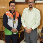 राज्यपाल डेका ने स्वर्ण पदक विजेता आर्मरेसलर श्रीमंत झा को दी बधाई