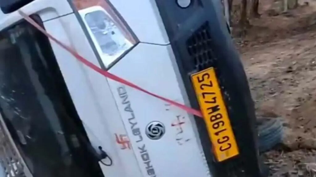 चौथिया कार्यक्रम में जा रही पिकअप पलटी: 1 की मौत और 17 घायल