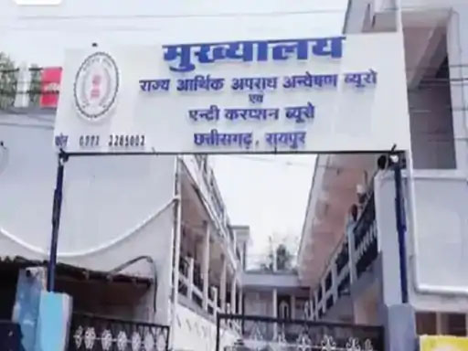 रायपुर में RTO क्लर्क 14 हजार रिश्वत लेते गिरफ्तार:गाड़ी ट्रांसफर के नाम पर मांगे थे 15 हजार रुपए, ACB ने रंगे हाथों दबोचा