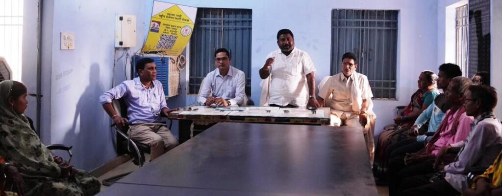 विशेष ग्राम सभा में ग्रामवासियों को जनगणना के सम्बन्ध किया जा रहा है जागरुक