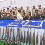 बीजापुर में 93 हथियारों के साथ 25 नक्सलियों ने किया आत्मसमर्पण