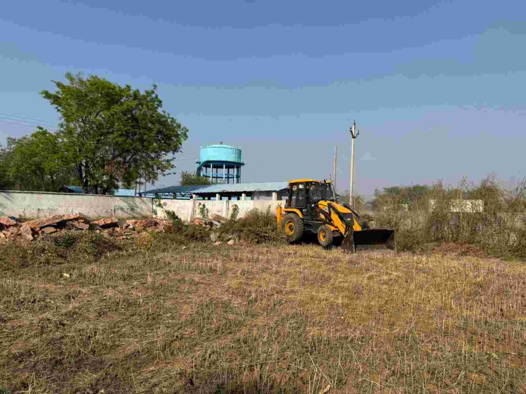 सरसीवा सीएमओ राकेश की टीम ने हटाई शासकीय भूमि से अतिक्रमण