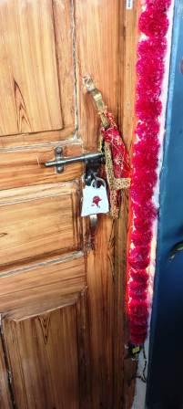 शासकीय आवास पर प्रशासन की सख्ती- अवैध कब्जा हटाकर मकान कराया खाली’