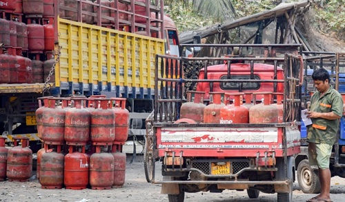 प्रवासी मज़दूरों को बड़ी राहत: सरकार ने 5kg LPG सिलेंडरों का कोटा किया दोगुना