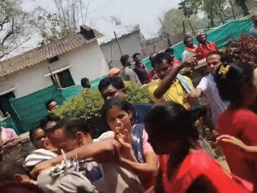 लात-घूंसों और चप्पलों से पास्टर की पिटाई, गांव छोड़ने का अल्टीमेटम, लोग बोले- बस्तर में धर्मांतरण करा रहा था