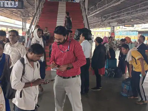 बेटिकट यात्रियों पर रेलवे सख्त, 26 ट्रेनों में अभियान चलाकर 400 से अधिक पकड़े