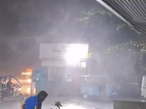 रायपुर में तेज तूफान और ओलावृष्टि: सड़क पर गिरे पेड़, कई जगह होर्डिंग्स धराशायी