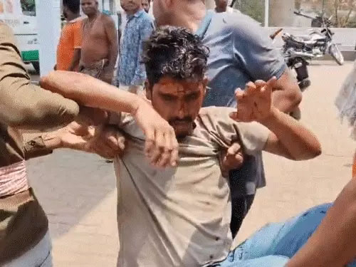 पेट्रोल पंप ऑफिस में घुसकर हमला:बाइक धीरे चलाने को लेकर विवाद, 2 की हालत गंभीर