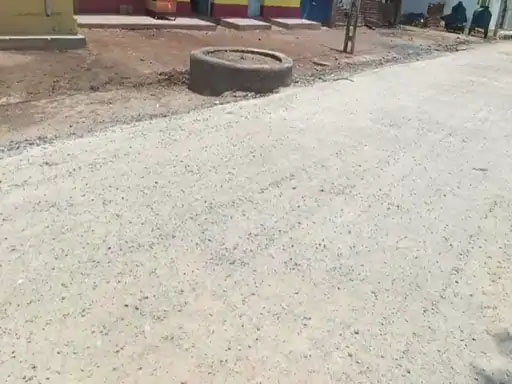 सीसी रोड निर्माण में भ्रष्टाचार का आरोप, 1 महीने में टूटी सड़क; कलेक्टर से जांच की मांग