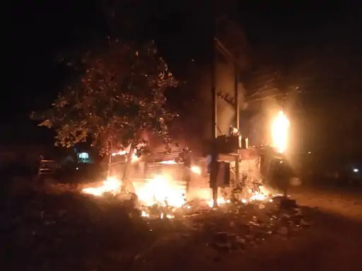 कबाड़ी दुकान में लगी भीषण आग: ट्रांसफॉर्मर की स्पार्किंग से हादसा, इलाके में हड़कंप