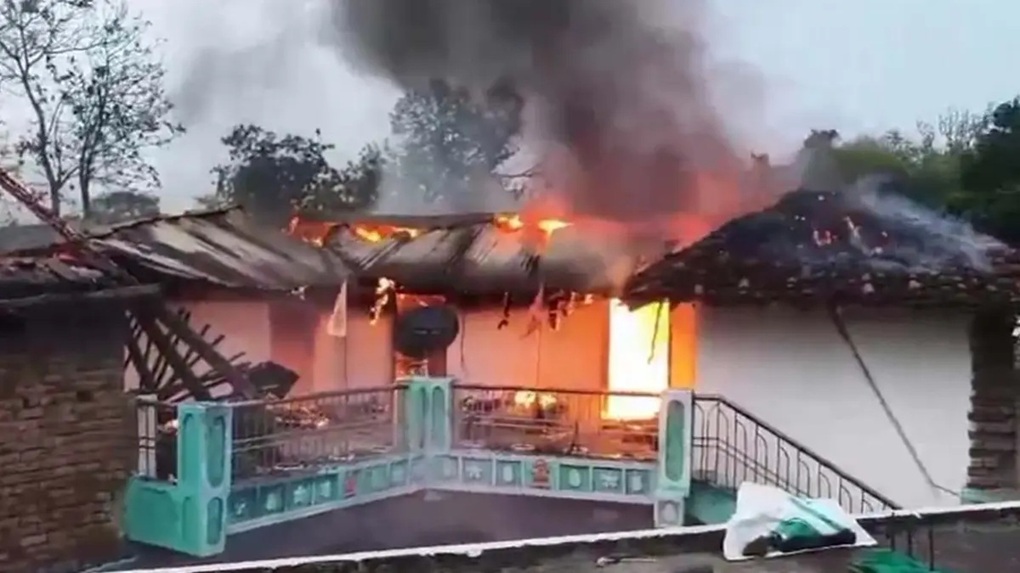 आकाशीय बिजली गिरने से महासमुंद में मकान में लगी आग, लाखों का नुकसान