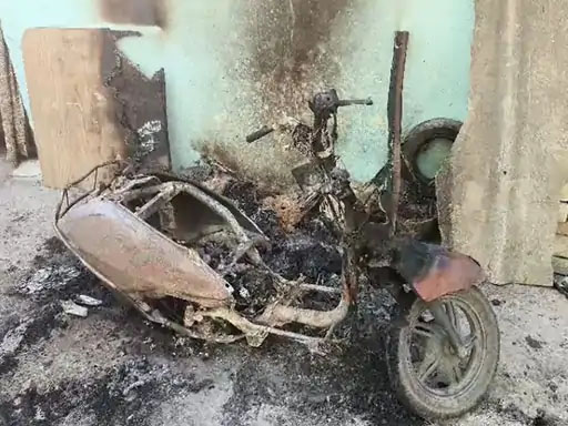पुरानी दुश्मनी में स्कूटी में लगाई आग, घरेलू सामान तक पहुंची लपटें
