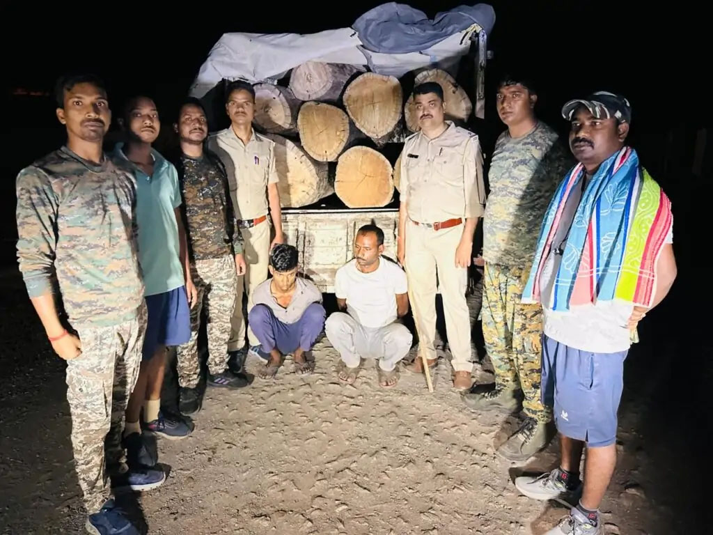 अवैध लकड़ी परिवहन पर बड़ी कार्रवाई, 8 नग साल लट्ठा सहित पिकअप वाहन जब्त