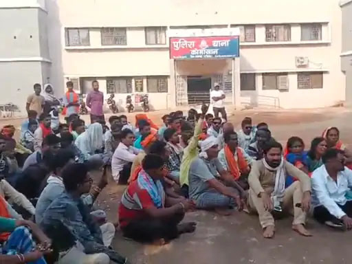 न्याय की मांग को लेकर थाने का घेराव, SDOP के आश्वासन पर शांत हुए लोग