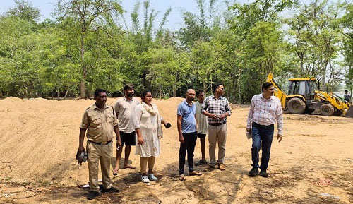 ऑक्सीजोन में जप्त 54 ट्रेक्टर-ट्रॉली रेत को पुन: शिवनाथ नदी में डाला गया