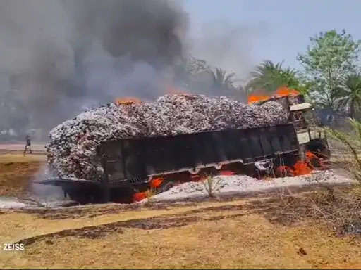 तेंदूपत्ता से भरे ट्रक में भीषण आग, लाखों का नुकसान