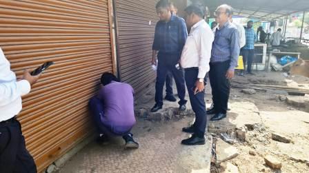 आबंटित दुकानों का किराया जमा नहीं करने पर तालाबंद कर सील करने की कार्रवाई की गई
