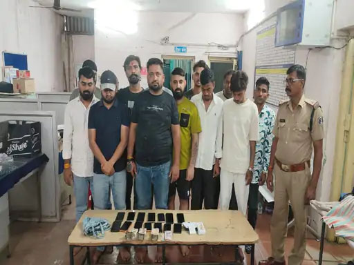 जुए के अड्डे पर पुलिस की रेड: 15 जुआरी गिरफ्तार, 1.54 लाख कैश जब्त