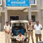 बिजली ऑफिस के पास कार से 450 लीटर अवैध महुआ शराब जब्त