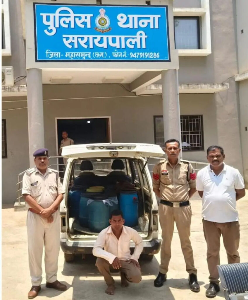 बिजली ऑफिस के पास कार से 450 लीटर अवैध महुआ शराब जब्त