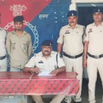  तलवार लेकर लोगों को धमका रहा था युवक, पुलिस ने घेराबंदी कर दबोचा