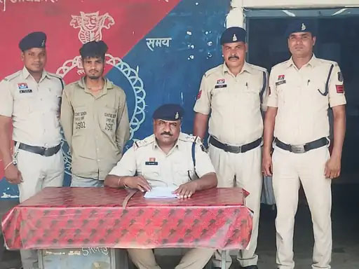  तलवार लेकर लोगों को धमका रहा था युवक, पुलिस ने घेराबंदी कर दबोचा