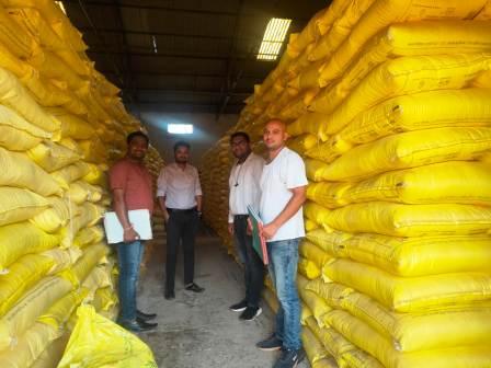 ओम फर्टिलाइज़र में स्टॉक कम पाए जाने पर जप्ती की कार्रवाई