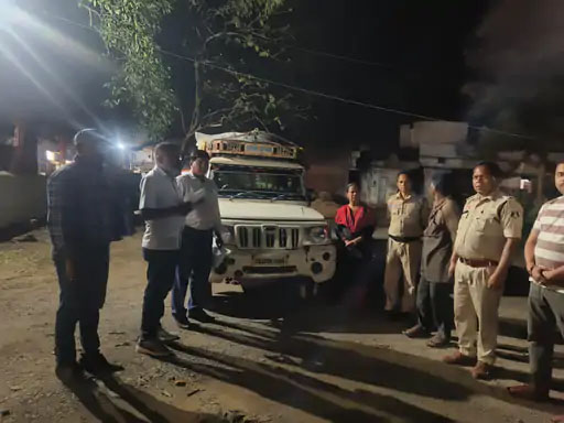 खाद की कालाबाजारी पर कार्रवाई, पिकअप वाहन सहित 70 बोरी यूरिया पकड़ा गया
