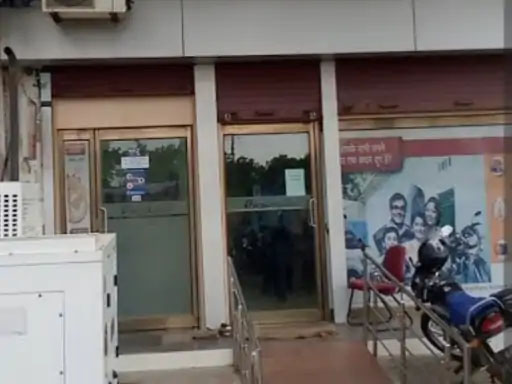बिलासपुर ICICI बैंक में 1.38 करोड़ की हेराफेरी: डिप्टी मैनेजर पति संग फरार
