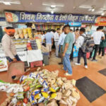 खाद्य सुरक्षा विभाग ने छापेमारी की:बेकरी की जांच में मिली एक्सपायर्ड सामग्री, 2.5 लाख का माल कचरा गाड़ी में फेंका