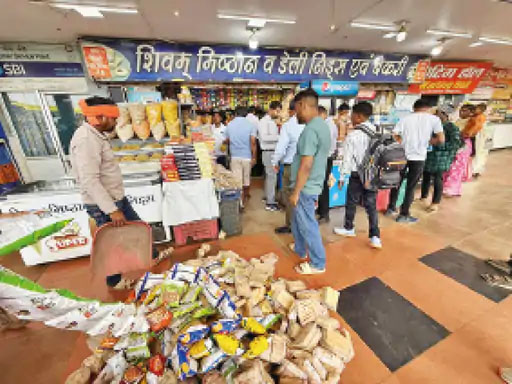 खाद्य सुरक्षा विभाग ने छापेमारी की:बेकरी की जांच में मिली एक्सपायर्ड सामग्री, 2.5 लाख का माल कचरा गाड़ी में फेंका