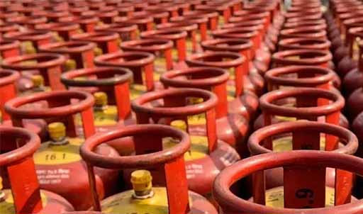 रायपुर में गैस कालाबाजारी पर बड़ी कार्रवाई, 400 सिलेंडर जब्त