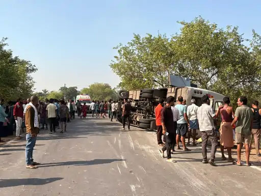 कोरबा से सरायपाली जा रही बस हादसे का शिकार: 14 यात्री घायल