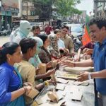 सराफा एसोसिएशन का अनूठा सेलिब्रेशन, बंगाल की जीत पर शहर में बांटी गई झालमुड़ी