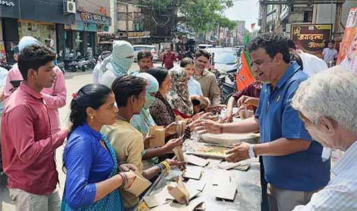 सराफा एसोसिएशन का अनूठा सेलिब्रेशन, बंगाल की जीत पर शहर में बांटी गई झालमुड़ी