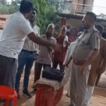 बीच बाजार TI ने व्यापारी को जड़ा थप्पड़, धमतरी में गाड़ी नहीं रोकने पर बहस, गाली गलौज की, कहा- थाने ले जाकर मारूंगा