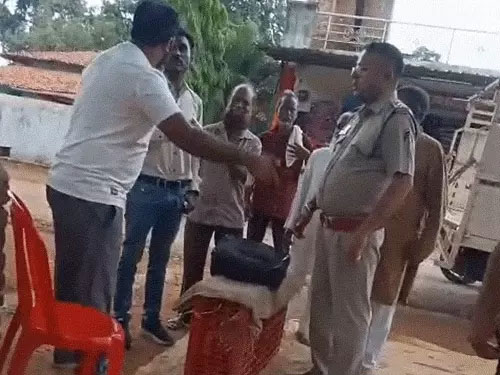 बीच बाजार TI ने व्यापारी को जड़ा थप्पड़, धमतरी में गाड़ी नहीं रोकने पर बहस, गाली गलौज की, कहा- थाने ले जाकर मारूंगा