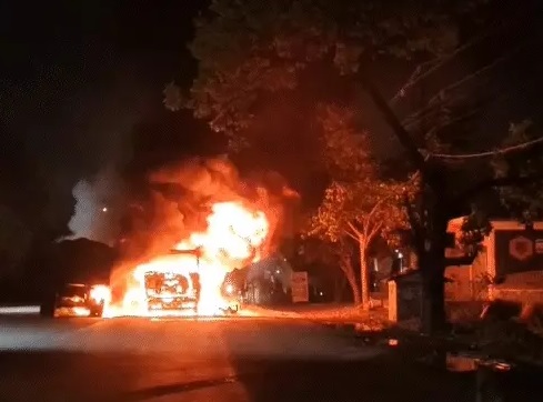 कोयला लदे दो ट्रेलर भिड़े, चालक की जलकर मौत: दूसरे ड्राइवर ने कूदकर बचाई जान