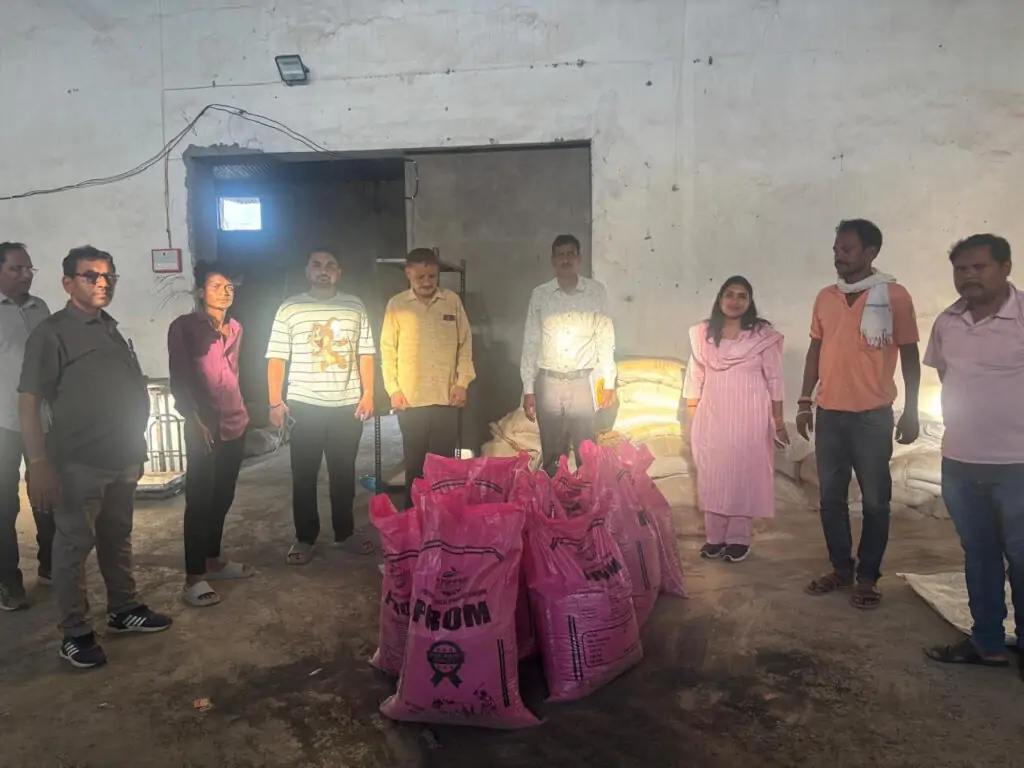 वैष्णवी एग्रो इंडस्ट्रीज से उड़ीसा प्रिंट वाले उर्वरक की 11 बोरियां जब्त