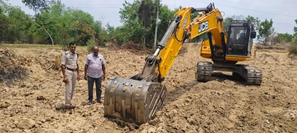 अवैध रेत खनन एवं परिवहन करते 1 चैन माउंटेन मशीन एवं 3 हाईवा वाहन जप्त