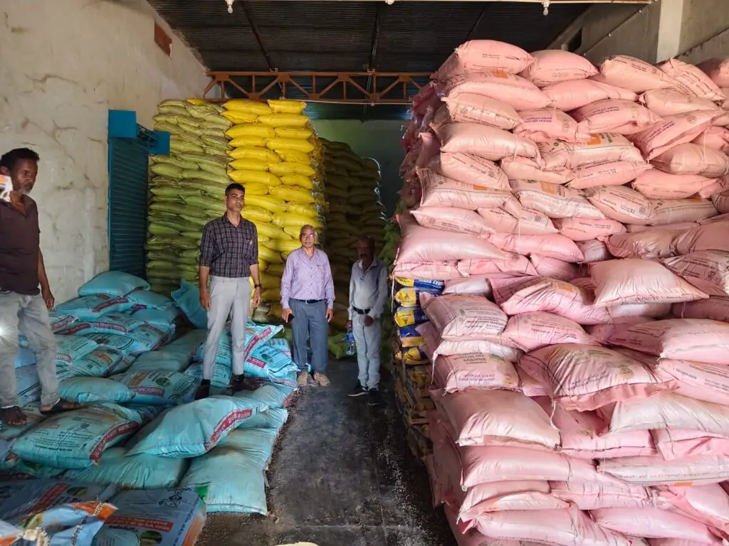 अधिक कीमत पर खाद बेचने वाले विक्रय केंद्र पर छापा, 3219 बोरी उर्वरक जब्त, केंद्र सील