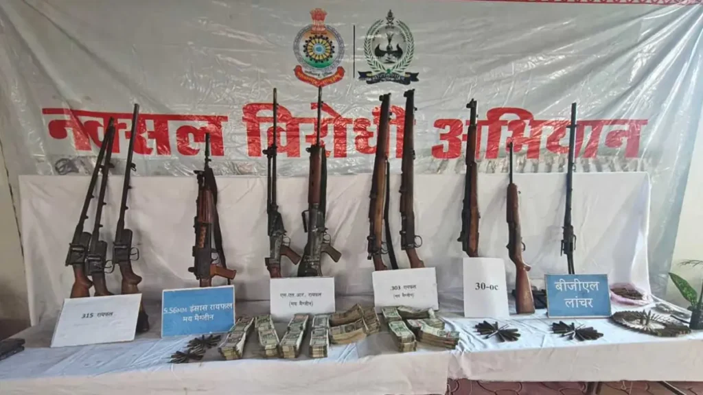 सर्चिंग के दौरान सुरक्षाबल दस्ते के हाथ लगा हथियारों का जखीरा व लाखों का कैश