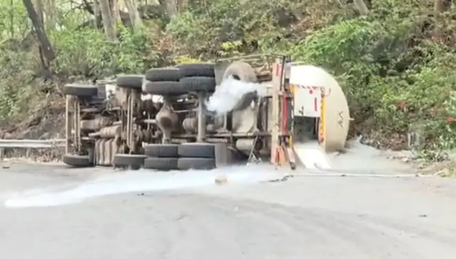 केशकाल घाट में ब्रेक फेल होने पर ऑक्सीजन से भरा टैंकर अनियंत्रित होकर पलटा, चालक घायल