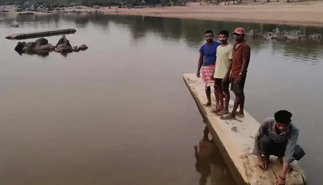 कांकेर के ग्राम कांदाड़ी में अज्ञात लोगों ने कई नावों को क्षतिग्रस्त कर डुबो दिया