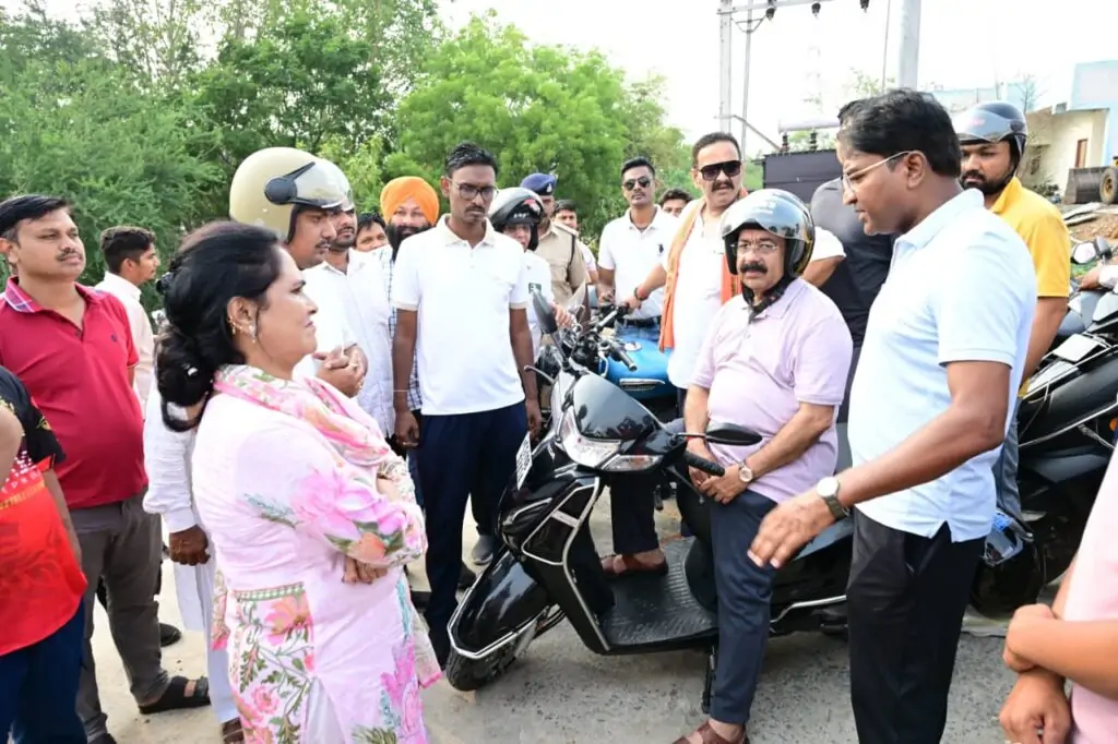 स्कूटी से शहर का निरीक्षण करने निकले उप मुख्यमंत्री साव